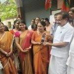 നിയന്ത്രണം വിട്ട കാര്‍ 15 അടി താഴ്ച്ചയുള്ള കിണറ്റില്‍ വീണു; അത്ഭുതകരമായി രക്ഷപ്പെട്ട് യാത്രക്കാര്‍