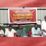 മരത്തിൽ കുടുങ്ങിയ തൊഴിലാളിയെ അഗ്നിരക്ഷാ സേന രക്ഷപെടുത്തിയത് സാഹസികമായി.